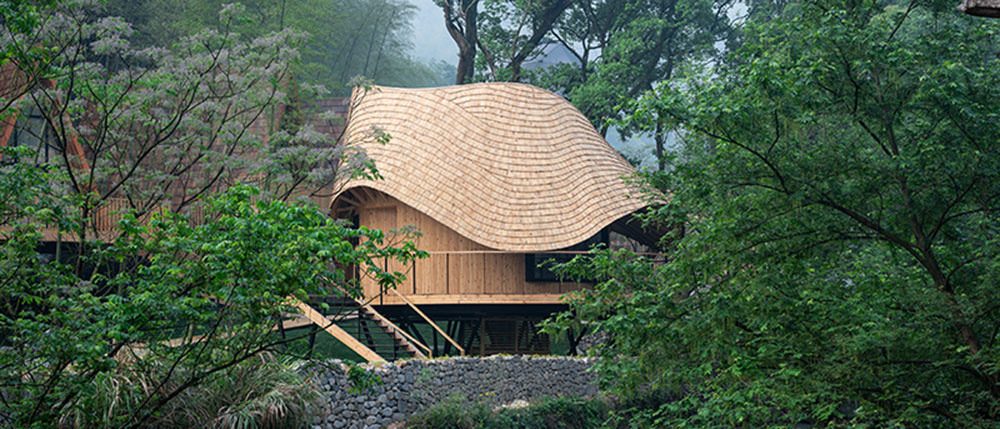 Drevený dom s unikátne riešenou strechou 