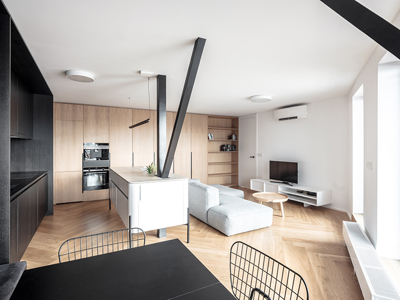 Minimalistický byt s príjemnými detailmi vznikol spojením dvoch susedných bytov