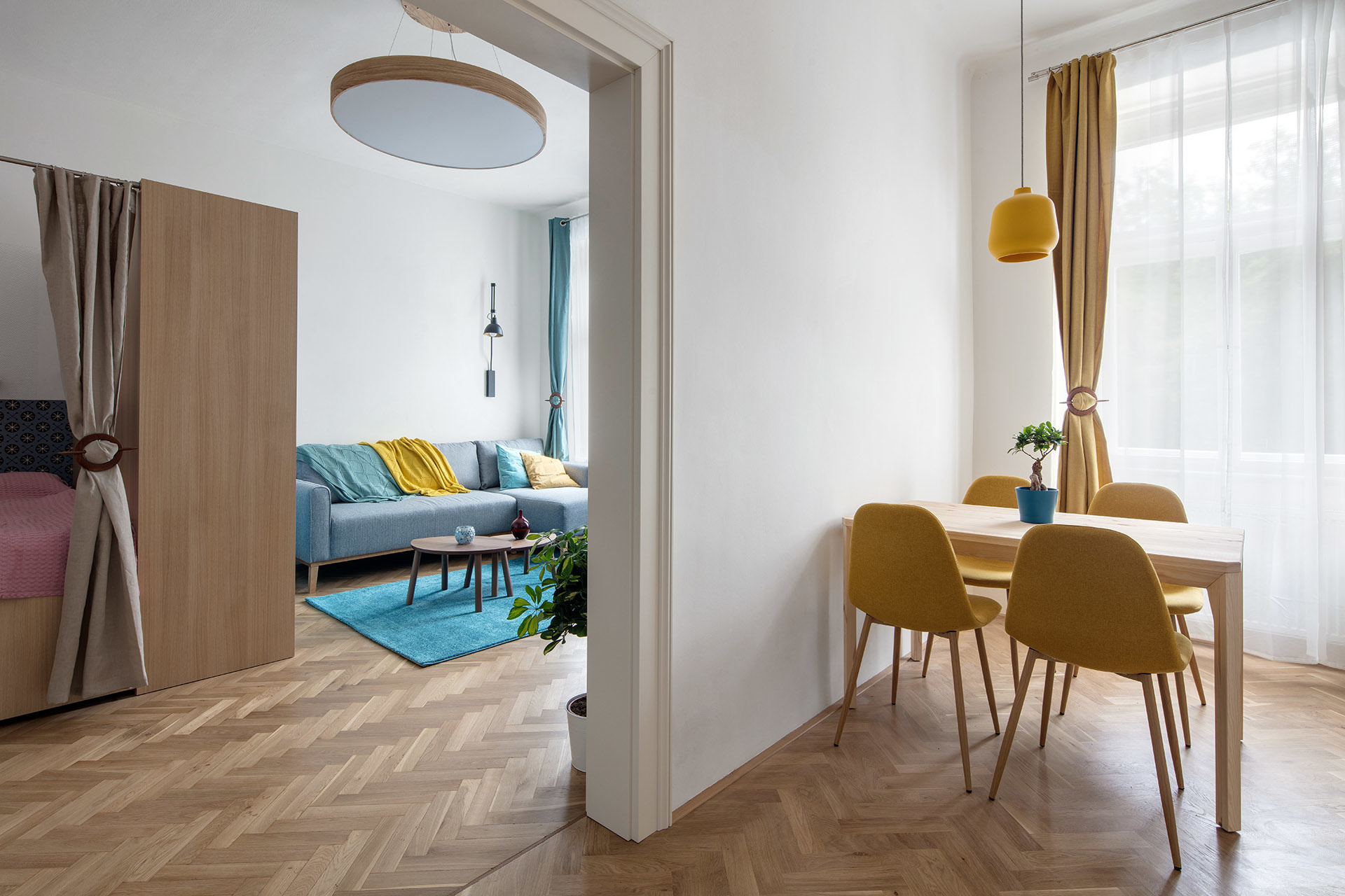 Starý byt v Prahe ožil farbami a dobrými nápadmi