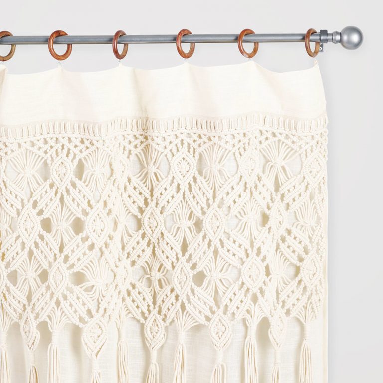 Hoci záclony a závesy vyrábané technikou macramé sú u nás menej známe, pôsobia rovnako nádherne ako záclony vyrábané paličkovanou čipkou. Macramé, čiže spájanie dlhých šnúrok pomocou uzlíkov, je tradičné arabské umenie. Záves vytvorený touto technikou bude na oknách vyzerať okúzľujúco. FOTO WORLD MARKET