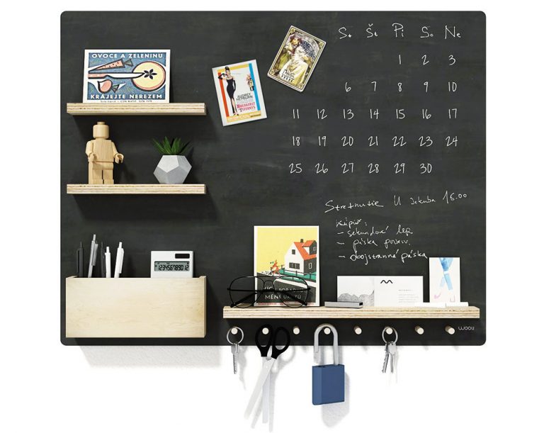 Praktická tabuľa wooli BOARD MAGNET s poličkou a vešiakmi na zavesenie kľúčov je šikovnou pomocníčkou vyrobenou z preglejky a brezového dreva. Za 90 € hľadajte na www.sashe.sk/wooli.
