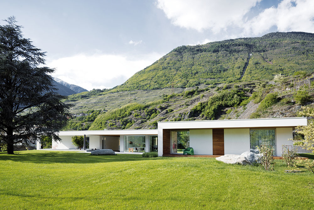 Villa Geef, ktorú navrhli architekti z Damilano Studio Architects, stojí v malebnom údolí Lombradie, hornatej oblasti na severe Talianska.