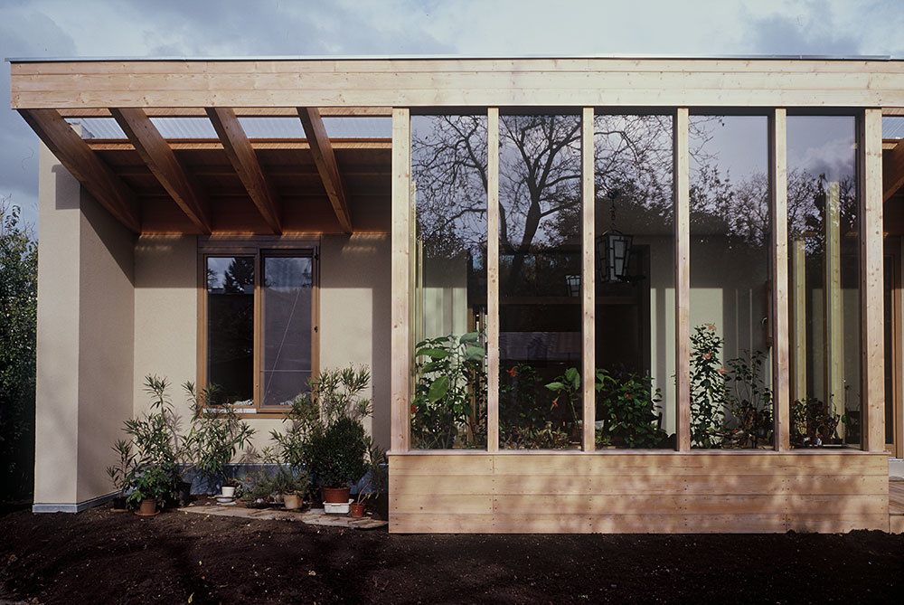 Prízemný dom skrytý za lamelami: Zimná záhrada a kaktusový skleník na streche