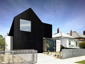 „Čierna ovca“ medzi bielymi domami: Atypická stavba klame exteriérom