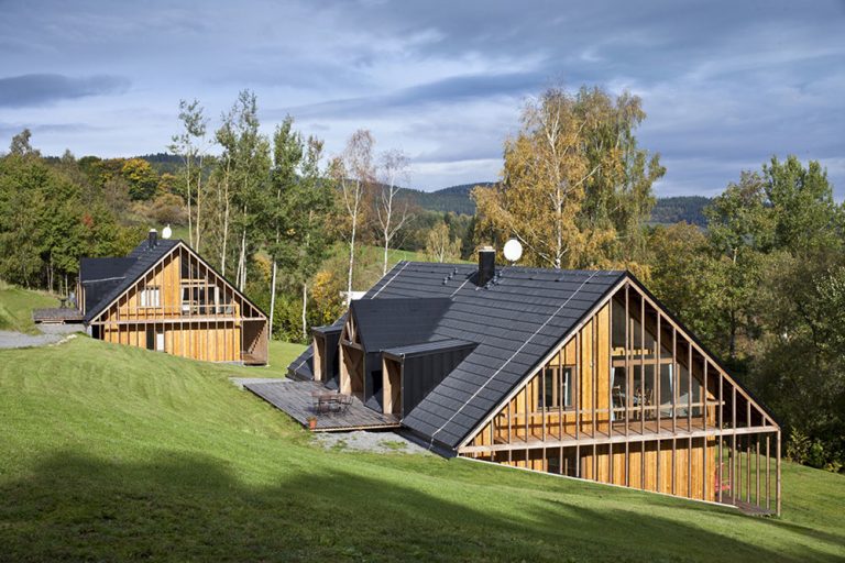 Vedľa seba vyrástli dve moderné drevené chaty podľa starých princípov