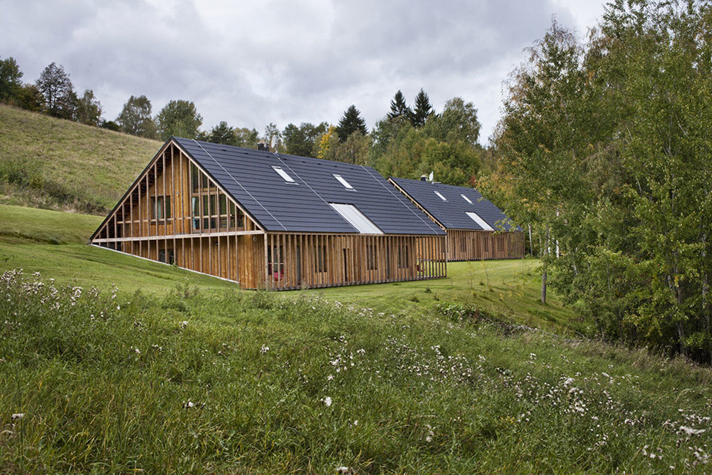 Vedľa seba vyrástli dve moderné drevené chaty podľa starých princípov