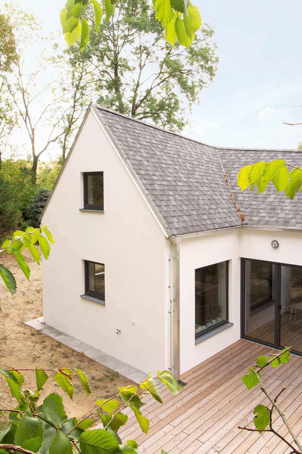 Krása v jednoduchosti: Sympatický rodinný dom s originálnou strechou