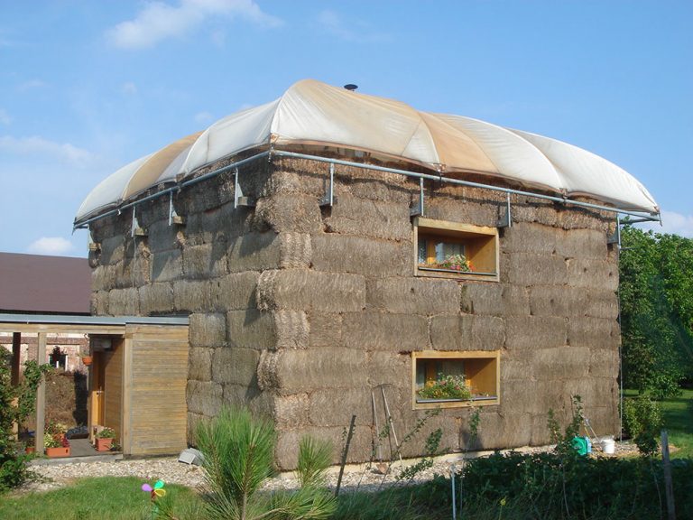 Ekologický dom zo slamy a z nepálených tehál inšpiruje dodnes
