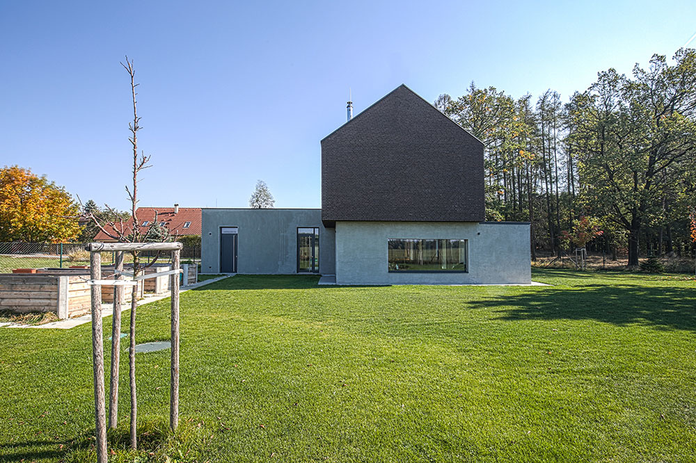 Moderný vidiecky dom vytvorený z kombinácie dvoch kontrastných celkov 