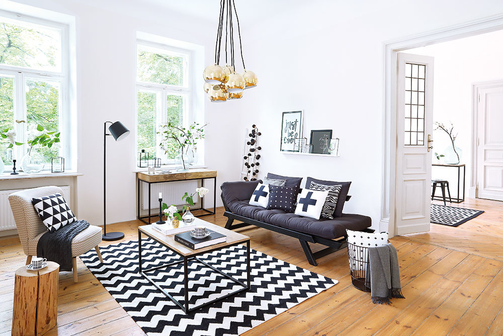 Presvetlená obývačka v čierno-bielych farbách, do ktorej sa zmestila aj pracovňa