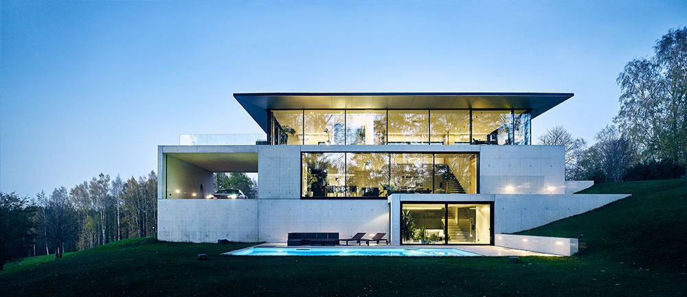 Premyslený minimalistický dom, ktorý bezpochyby vyčnieva z radu