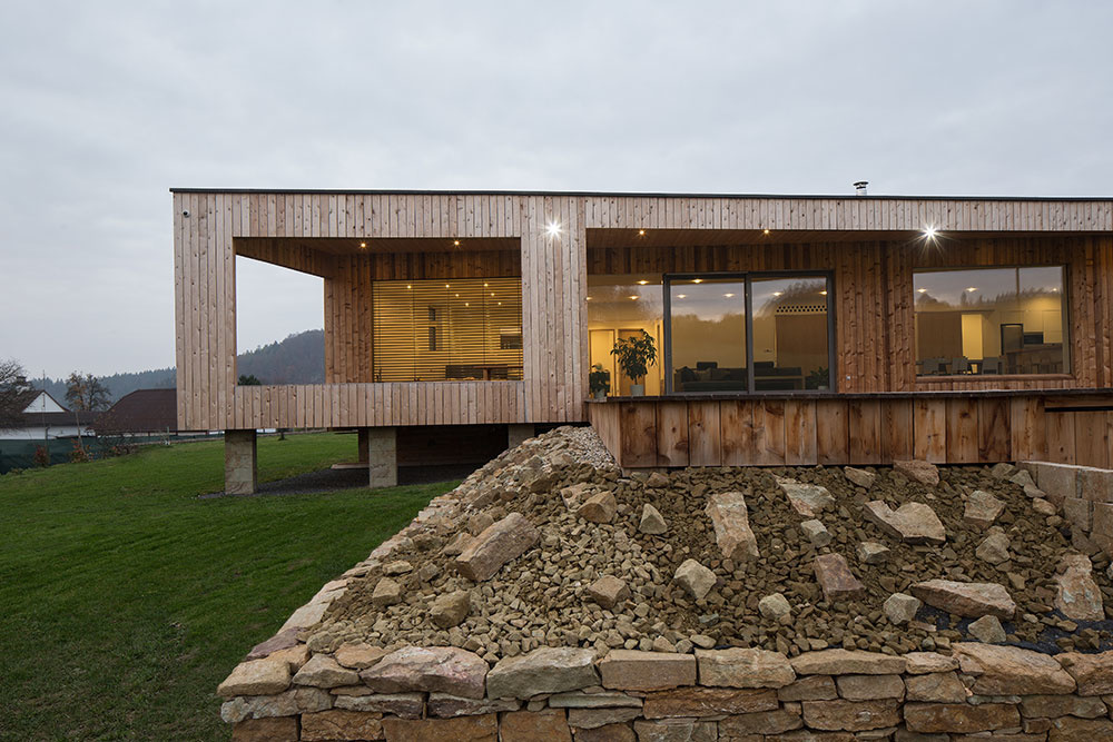 Jednopodlažný dom obložený drevom s nízkymi prevádzkovými nákladmi