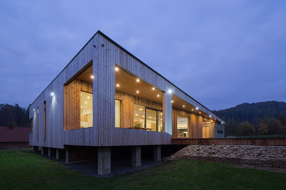 Jednopodlažný dom obložený drevom s nízkymi prevádzkovými nákladmi