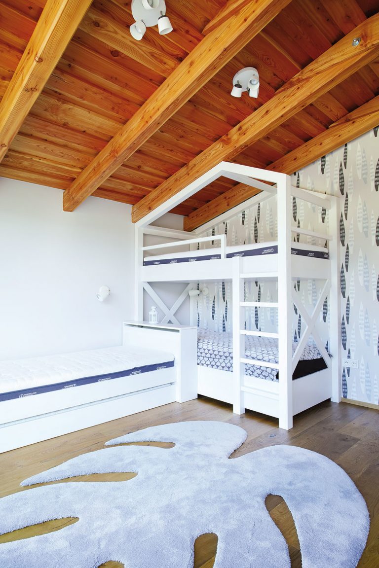 IKONICKÝ KOBEREC od značky Miroo využívajú interiéroví dizajnéri veľmi radi, keďže dokáže dokonale oživiť každý priestor – od spálne cez detskú izbu až po obývačku. Jeho organický tvar v tomto prípade tematicky ladí s motívom tapety.