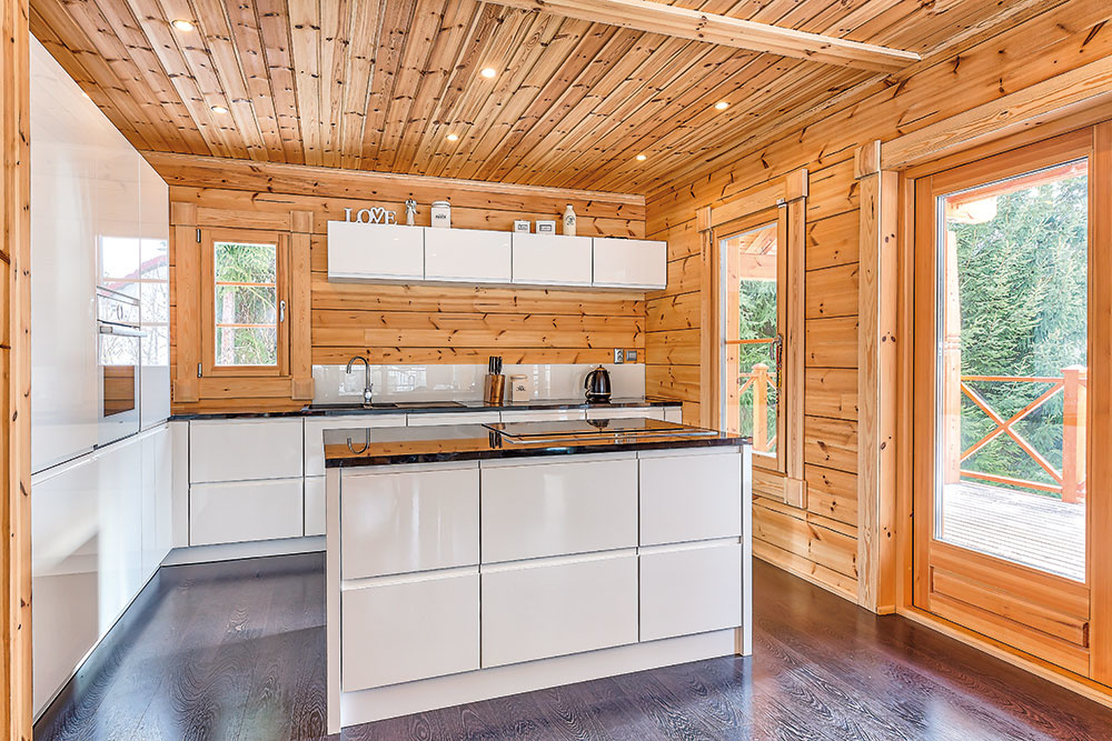 Surové drevo s lesklou bielou: Ideálna kuchyňa do víkendového zrubu?