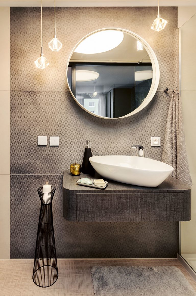 V kúpeľni je použitý keramický obklad so vzhľadom protišmykového plechu, ktorý jej dodáva ten pravý industriálny šmrnc.