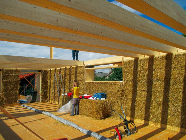 Konštrukčný systém stien je kombináciou drevenej konštrukcie a slamených balíkov, vodorovné konštrukcie sú z nosníkov v podlahe a drevených hranolov v strope a streche.