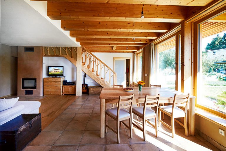 Interiér plný dreva má silnú atmosféru. Je to aj vďaka unikátnemu schodisku z jaseňového dreva so zábradlím v tvare stromu. Prírodu do interiéru vnášajú aj hlinené omietky, vlastnoručne vyrobený nábytok, široké drevené parapety, oheň v kozube a najmä plynulé prepojenie vnútorného a vonkajšieho priestoru vďaka zasklenej južnej stene.