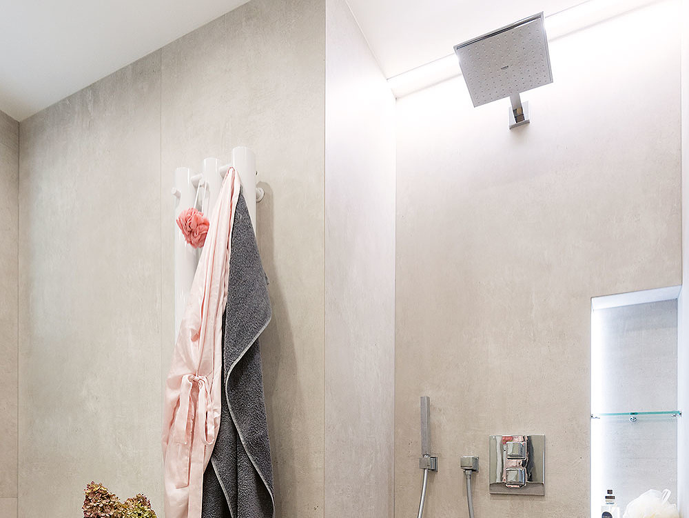 Absolútny komfort. V kúpeľni je zabudované rádio s Bluetooth a stropnými vsadenými reproduktormi. Majiteľka bytu sa tak môže počas sprchovania započúvať do svojej obľúbenej hudby.