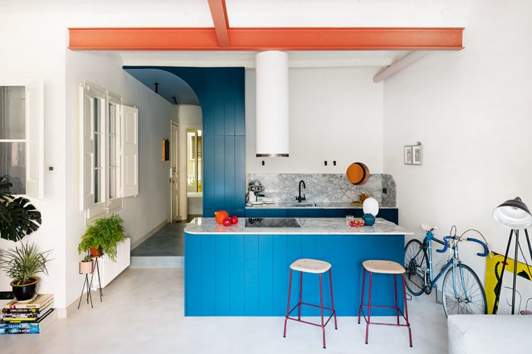 Biela, modrá, ružová: Moderná podoba starého bytu, ktorý si postupne zamilujete