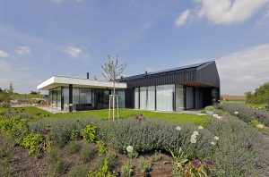 Inteligentný moderný dom so zjednotenou fasádou a strechou