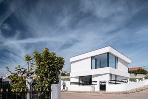 Elegantný rodinný dom očarí každého, kto má rád minimalistický štýl