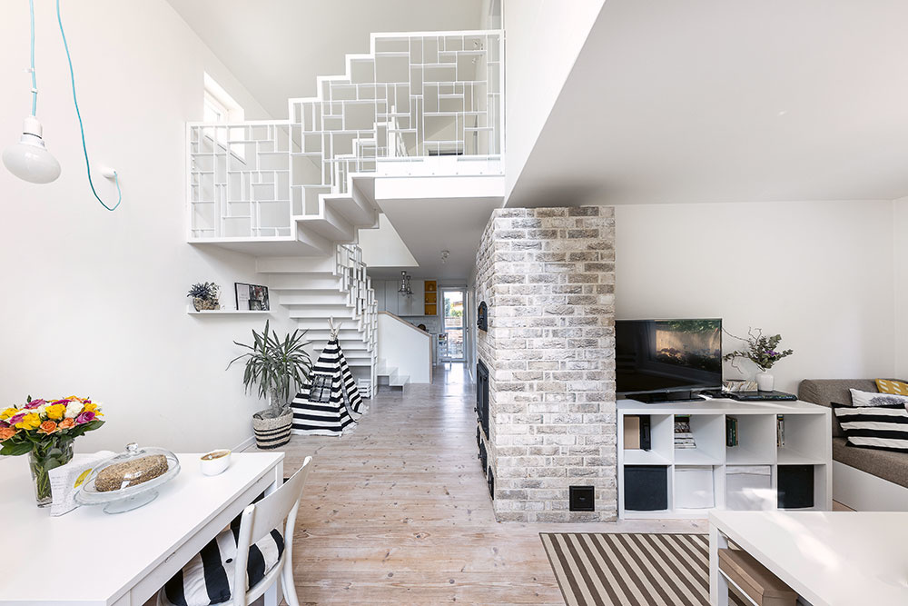 Pec, schodisko a neštandardná výška v interiéri domu