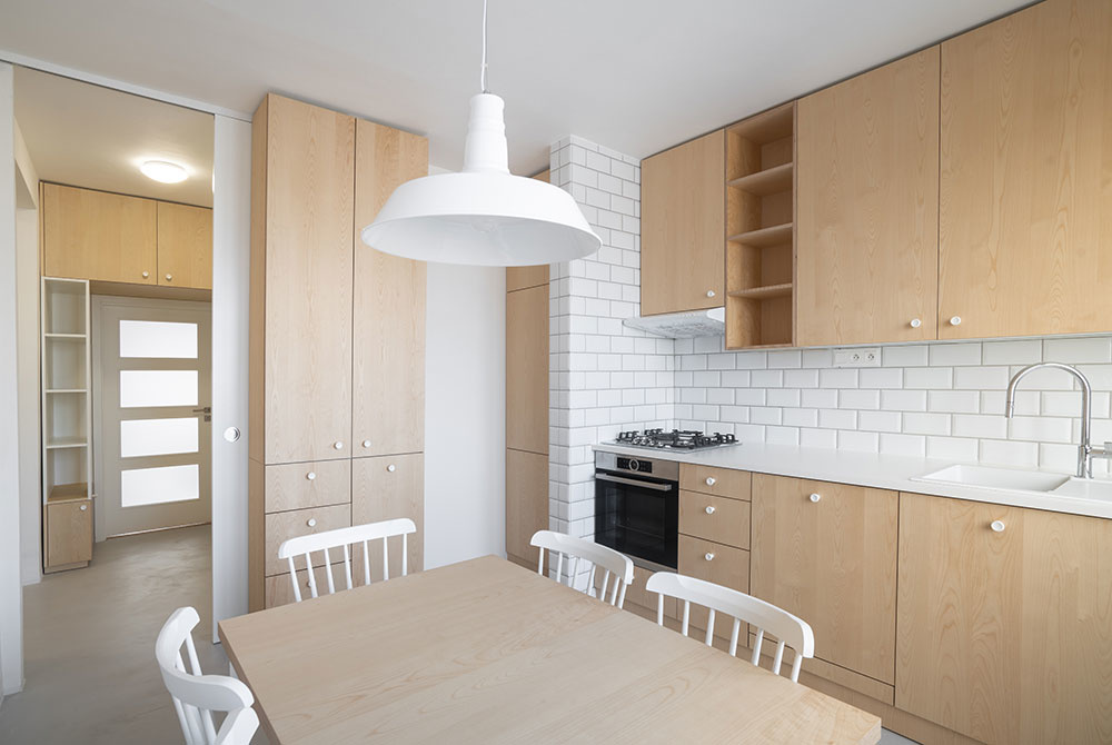 Typický tehlový byt prešiel rekonštrukciou a dnes žiari čistotou a jednoduchosťou