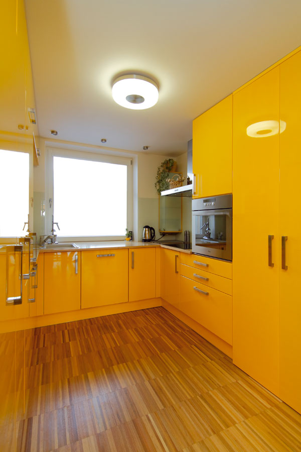 Žltá kuchyňa je ako šperk – lesklé plochy znásobujú svetelné odrazy.