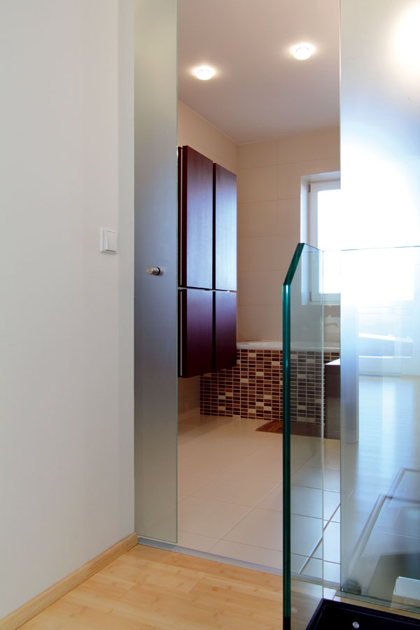 Kto tvrdí, že dvere do kúpeľne nemôžu byť priesvitné? Práca so svetlom a priestorom boli dôležitými atribútmi tohto interiérového riešenia.