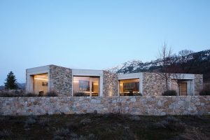 Moderné bývanie v kamennom dome uprostred krásnej prírody