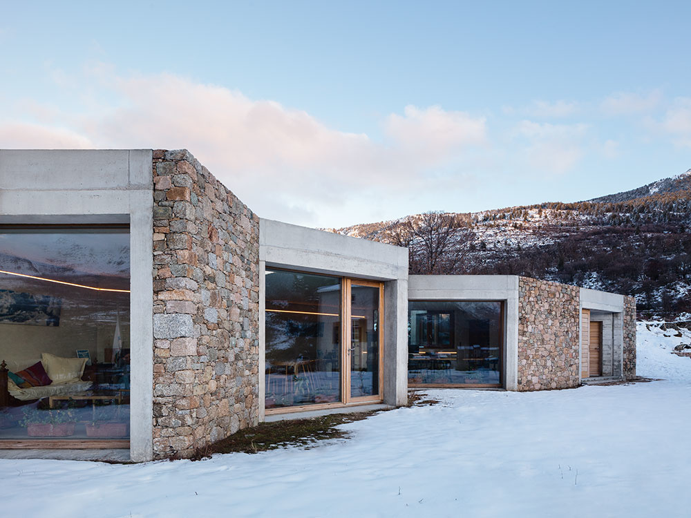 Dom z kameňa a betónu v zime
