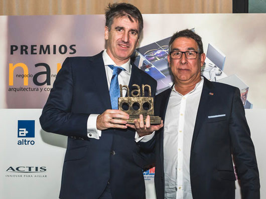 Riaditeľ obchodnej pobočky Helske Energy Save v Španielsku Gorka Otegui (vľavo) pri preberaní ocenenia od manažéra nákupu spoločnosti BigMat, ktorá bola partnerom podujatia – Juan José Marichalara.