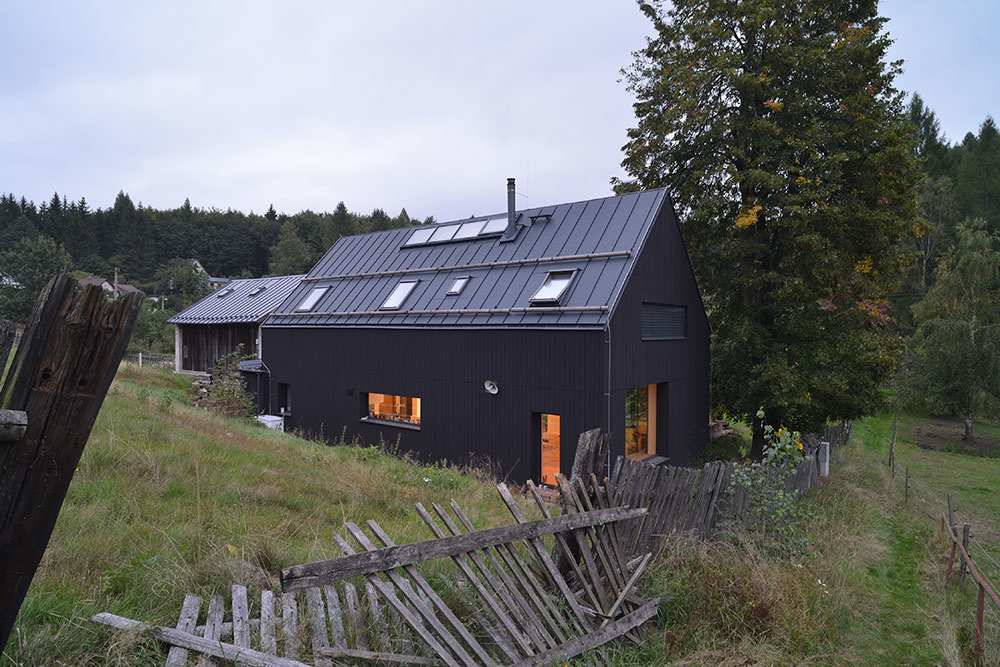 drevená čierna fasada domu