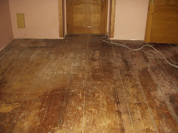 Pod kobercami bol ukrytý hotový poklad: krásna drevená podlaha