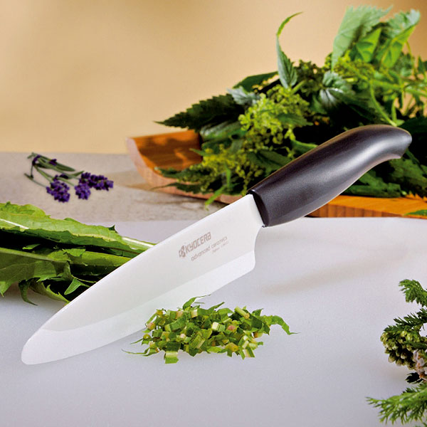 S keramickým nožom na bylinky