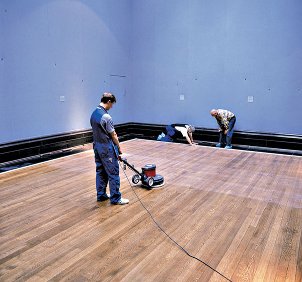 Renovácia lakovanej drevenej podlahy