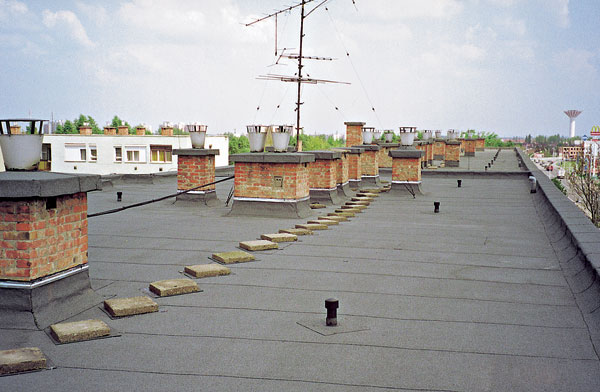 Komín a plochá strecha