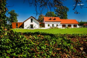 S mizivou šancou na záchranu sa farma nakoniec premenila na moderné bývanie