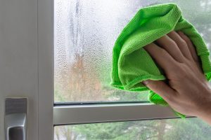 Aký problém signalizujú zarosené okná a ako ho riešiť?