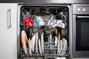 Ako správne uložiť riad do umývačky? Neopakujete tieto chyby?