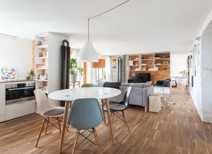 Architekt si v Bratislave vytvoril malý loftový byt zo skladových priestorov