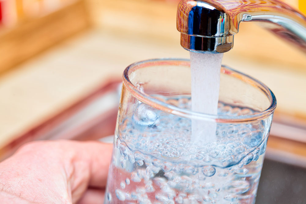 Piť či nepiť vodu z vodovodu? Je balená voda zdravšia?