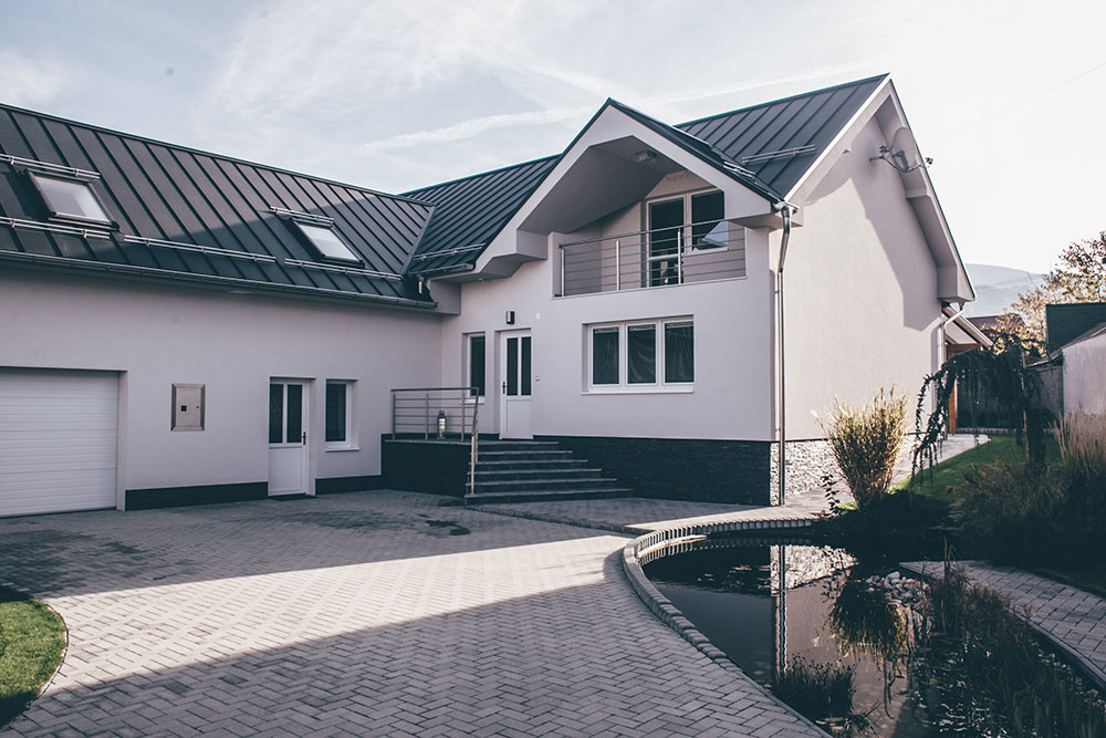Jarné oživenie domu strechou zo škandinávskej ocele