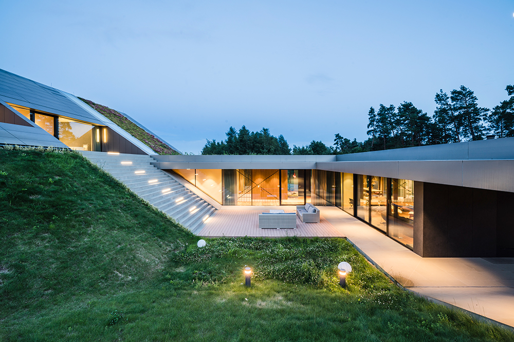 moderný rodinný dom v Poľsku so zelenou strechou