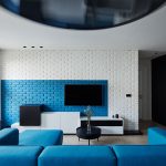 Modrú nájdete na stene obývačky, na sedacej súprave