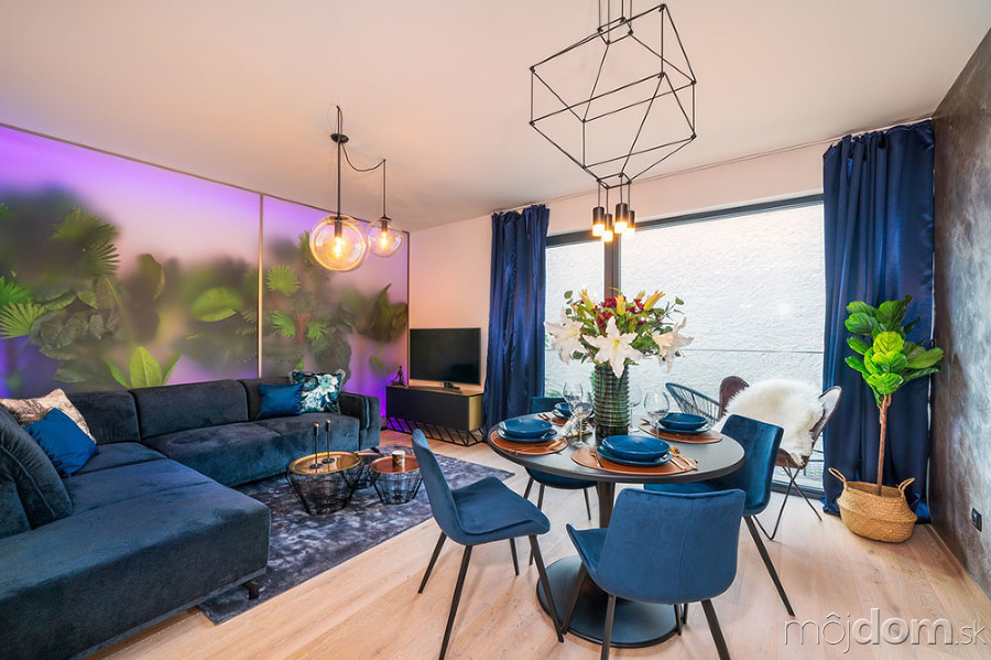 Sutaz-Interier-rokuModerný pánsky byt s rastlinnými dekoráciami