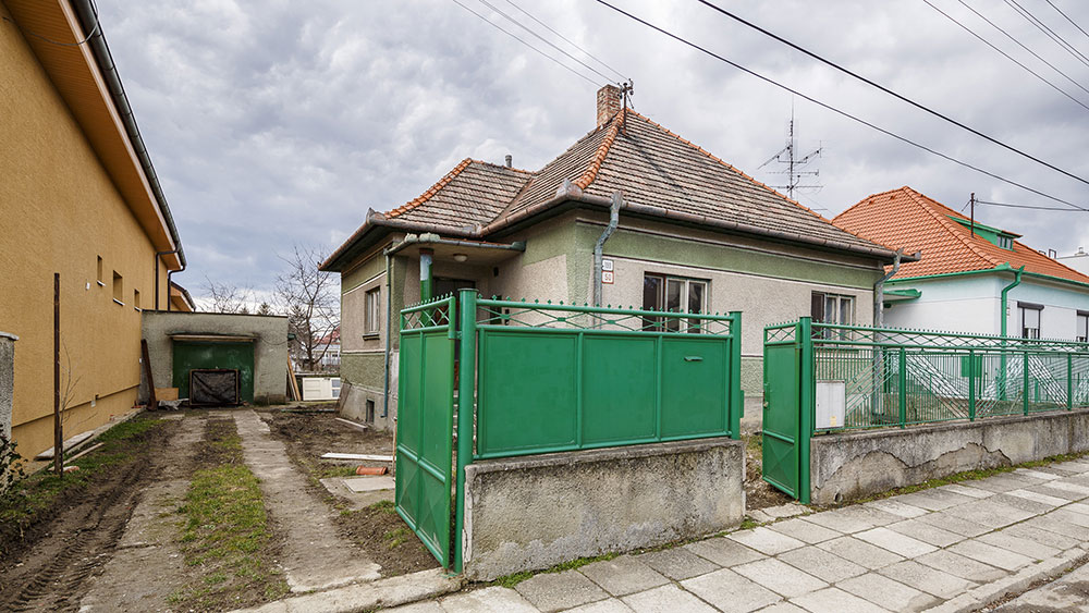 Takéto domy nájdete azda v každom meste či dedine na Slovensku.