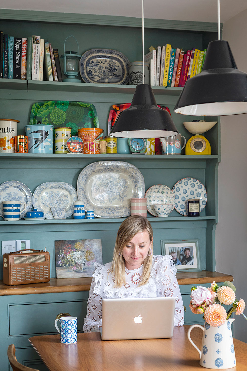 Starý príborník je perfektné miesto, kde si Rhiannon mohla vystaviť svoju zbierku starožitných drobností do kuchyne a modro-bieleho porcelánu. So zbieraním porcelánu začala, keď zdedila prvé kúsky po babičke.