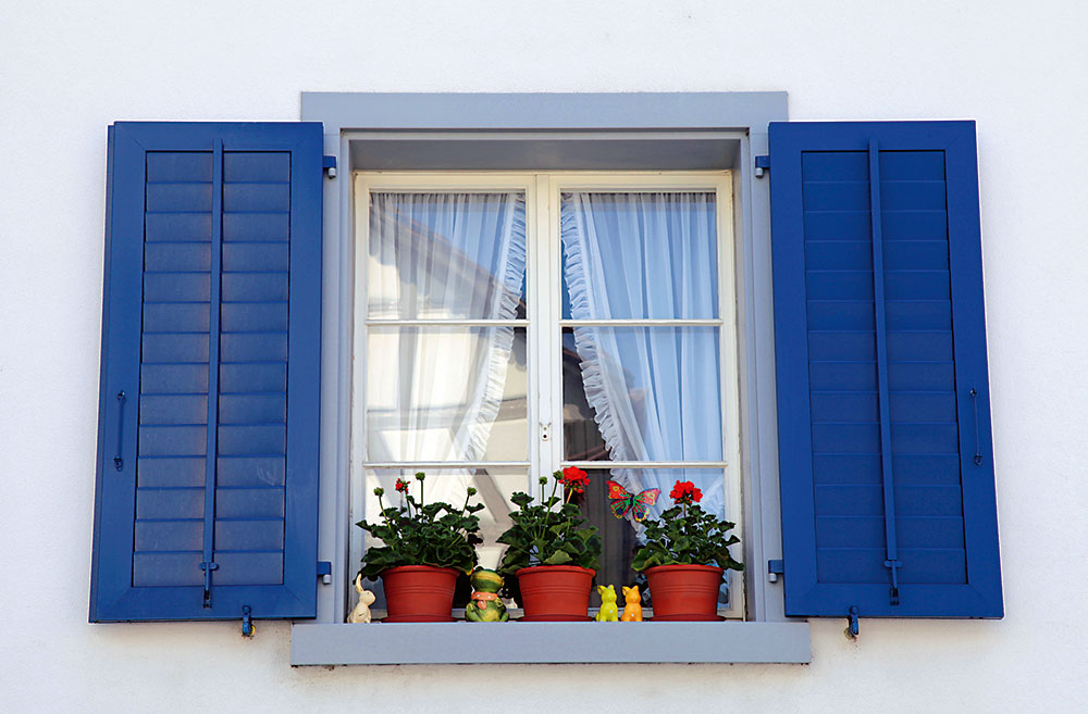 Na okenice, okenné rámy, dvere a ďalšie stabilné drevené prvky sú vhodné nátery, ktoré na povrchu vytvárajú odolnú ochrannú vrstvu, ako sú hrubovrstvové (lakové) lazúry, laky alebo krycie farby. Zvyšujú pevnosť povrchu a dobre sa čistia, nátery vhodné na okná mávajú aj tzv. anti-blocking efekt ktorý zabezpečí, aby sa rámy nezlepili. Farebným náterom môžete prekryť drobné chybičky krásy a dodať dreveným prvkom osobitý štýl.